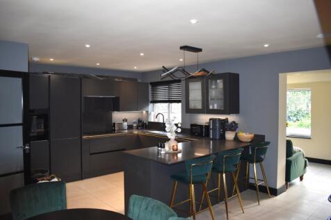 OPEN PLAN KITCHEN/LOUNGE