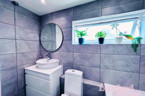 Bathroom 1/2
