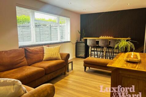 Living Room 2/2