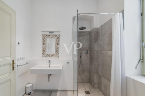 Bad mit Dusche und Badewanne