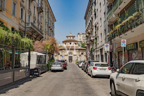 Ingresso al palazzo da via Lecco