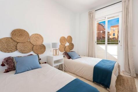 Guest bedroom  (1)