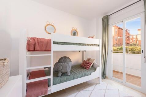Guest bedroom  (2)
