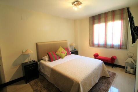 Guest bedroom with e