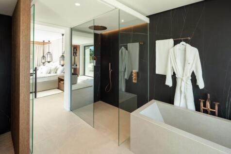 Master bathroom (1)