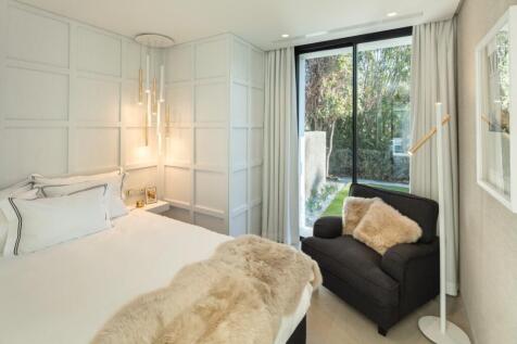 Guest bedroom  (2)
