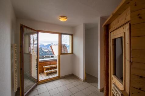 Sauna and jacuzzi