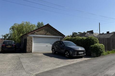 Double Garage/Driveway