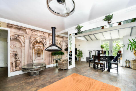 Sitting / Dining Area