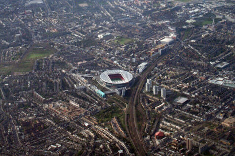 Emirates_Stadium,_Highbury_and_its_surrounds_from_