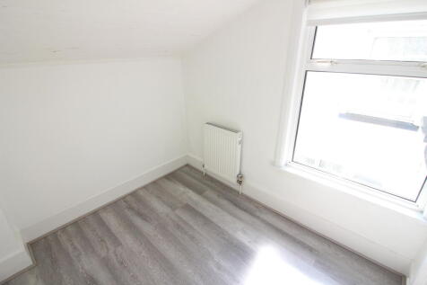 82 Grover Road - Bed