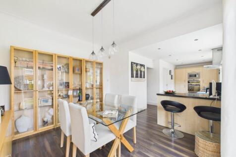 CAM02195G0-PR0092-STILL009