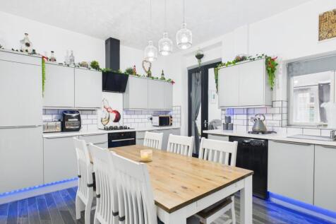 CAM03729G0-PR0174-STILL003