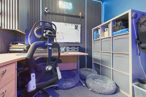 CAM03729G0-PR0174-STILL008