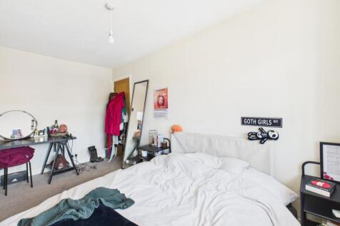 CAM03729G0-PR0024-STILL014