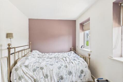 CAM03729G0-PR0104-STILL029