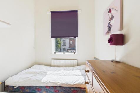 CAM03729G0-PR0129-STILL021