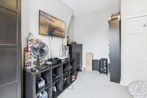 CAM03729G0-PR0141-STILL026