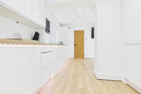 CAM03729G0-PR0159-STILL019