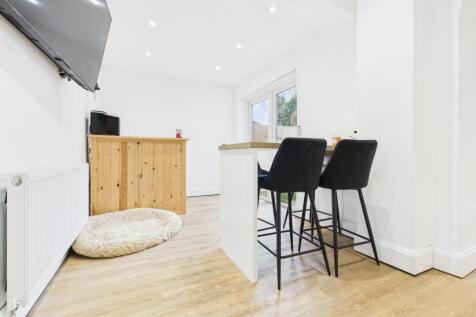 CAM03729G0-PR0159-STILL018