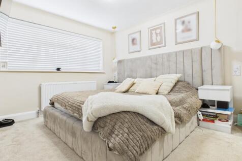 CAM03729G0-PR0159-STILL008