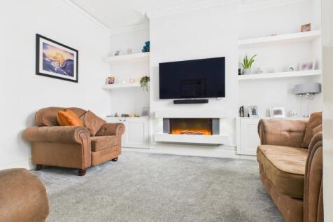 CAM03729G0-PR0165-STILL015