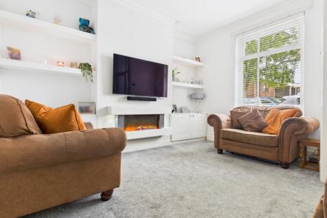 CAM03729G0-PR0165-STILL017