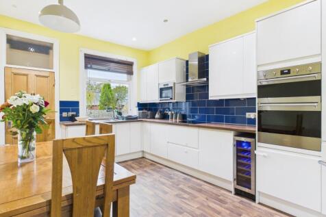 CAM03729G0-PR0165-STILL019