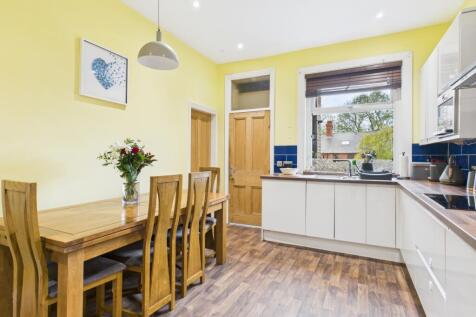 CAM03729G0-PR0165-STILL018