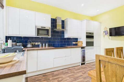 CAM03729G0-PR0165-STILL021