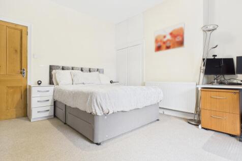 CAM03729G0-PR0165-STILL005