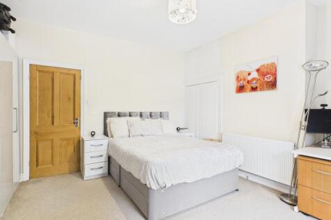 CAM03729G0-PR0165-STILL006