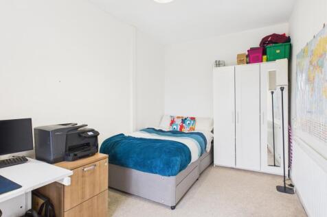 CAM03729G0-PR0165-STILL008