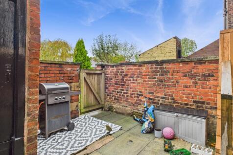 CAM03729G0-PR0165-STILL031