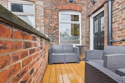 CAM03729G0-PR0165-STILL035