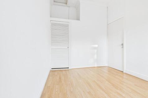 CAM03729G0-PR0169-STILL018