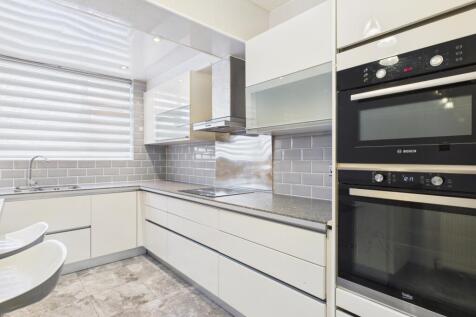 CAM03729G0-PR0172-STILL015