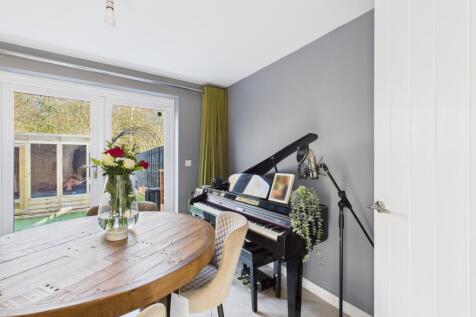 CAM03729G0-PR0177-STILL027