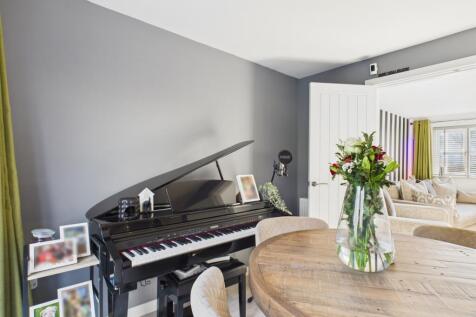 CAM03729G0-PR0177-STILL024