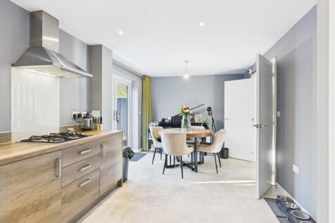 CAM03729G0-PR0177-STILL018