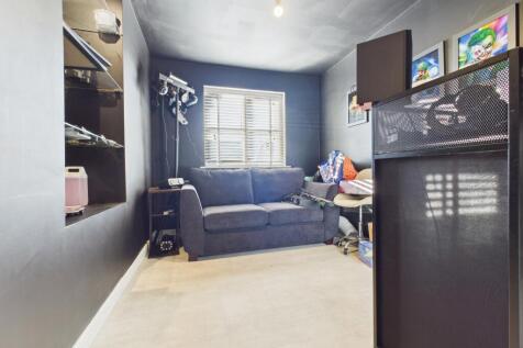 CAM03729G0-PR0177-STILL010