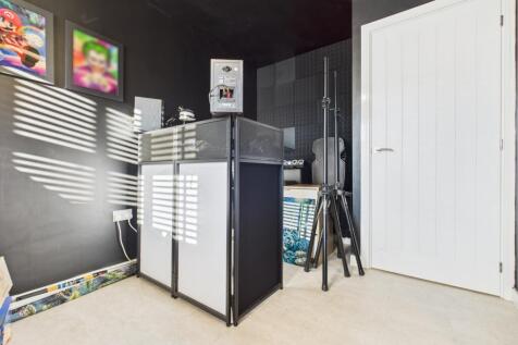 CAM03729G0-PR0177-STILL011