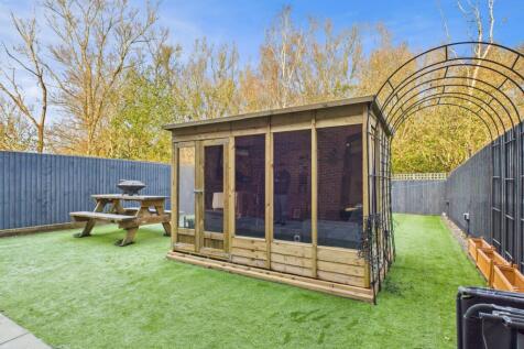 CAM03729G0-PR0177-STILL032