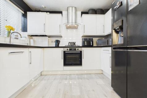 CAM03729G0-PR0179-STILL014