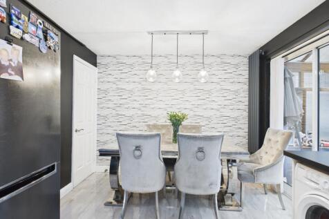 CAM03729G0-PR0179-STILL016