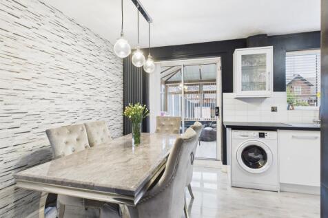 CAM03729G0-PR0179-STILL018