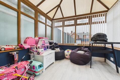 CAM03729G0-PR0179-STILL020