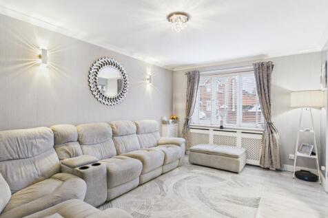 CAM03729G0-PR0179-STILL023