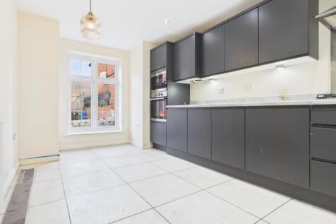 CAM03729G0-PR0178-STILL013