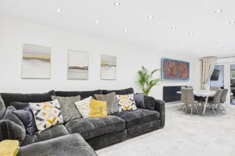 CAM03729G0-PR0181-STILL027